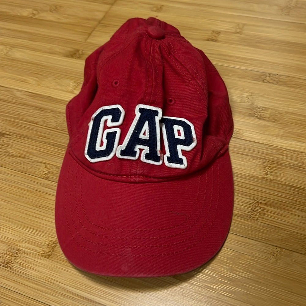 Gap kids red baseball hat with patch logo L/XL